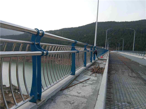 阿拉尔不锈钢桥梁护栏的特点及其在桥梁安全中的重要作用